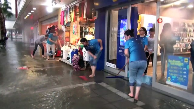 Muğla'nın Fethiye İlçesini Şiddet Yağış Vurdu, Caddeler Göle Döndü