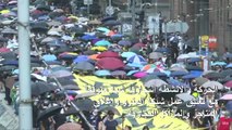 متظاهرو هونغ كونغ يتحدون حظر ارتداء الأقنعة والحركة شبه متوقفة بالمدينة