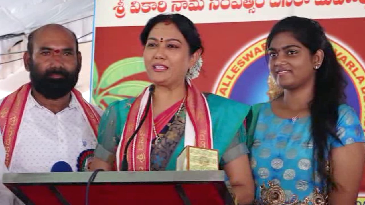 Hema Visits Durga Temple With Her Daughter || బెజవాడ దుర్గమ్మను దర్శించుకున్న హేమ
