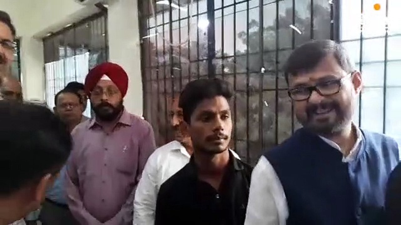 ड्राइविंग लाइसेंस बनवाने वाली लाइन में परिवहन मंत्री
