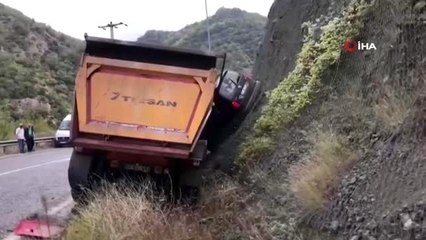 Tırın çarpıp yamaca sıkıştırdığı aracın sürücüsü ölümden döndü