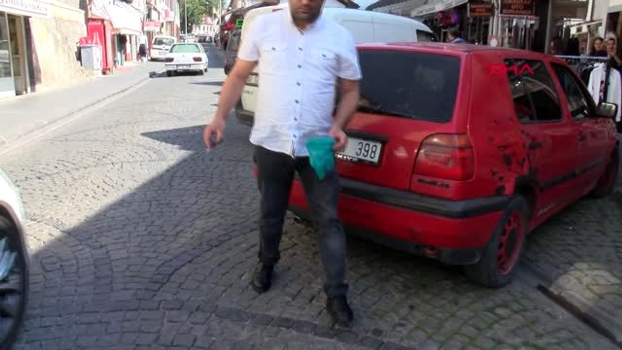 Tokat sokaktaki sigara izmaritlerini makasla topluyor