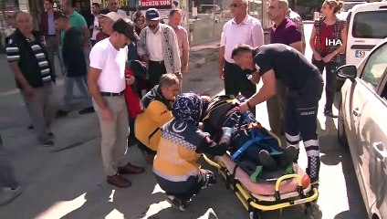 Otomobilin çarptığı yaralıya ilk müdahaleyi yoldan geçen doktor yaptı...O anlar kamerada