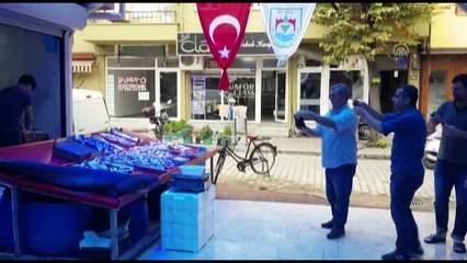 Yakaladığı 2 metrelik köpek balığını sergiliyor - BURSA