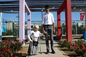 Aralarındaki 83 santimetrelik boy farkı aşklarına engel olamadı