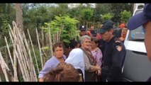 Ora News - “I mytët fëmijët dhe pleqtë”, banorët e Laknasit përplasen me policinë