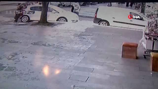 Otomobilin çarptığı yaralıya ilk müdahaleyi yoldan geçen doktor yaptı...O anlar kamerada