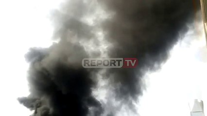 Report TV - Digjen goma në Vlorë, tymi përhapet mbi shtëpitë e banorëve