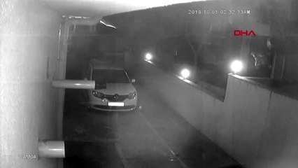 Maltepe'de binanın çatısı araçların üzerine böyle uçtu