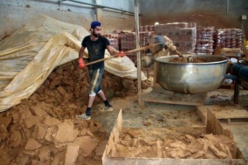 8 arkadaşın kurduğu fabrikadan 18 ülkeye çömlek ihracatı yapılıyor