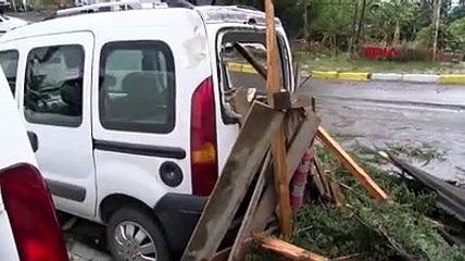 İstanbul Maltepe'de çatı araçların üzerine böyle düştü