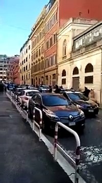 Roma - Poliziotti uccisi a Trieste, omaggio Carabinieri davanti Questura (05.10.10)
