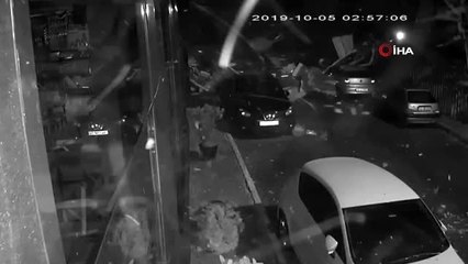 Maltepe'de okul çatısının araçların üzerine devrilme anı kamerada