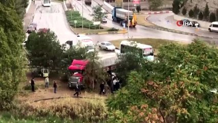 Yoldan çıkan tır, park halindeki otomobilleri biçti