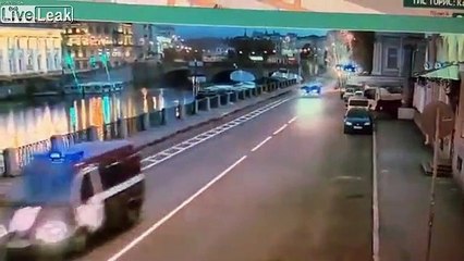 Sans frein à main, cette grue roule dans le fleuve toute seule !