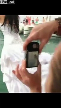 La mariée manque de se noyer en nageant avec sa robe !