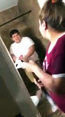 mamá se entera quien es el que tapa el baño