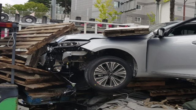 부산 주유소에서 승용차 돌진...60대 여성 부상 / YTN