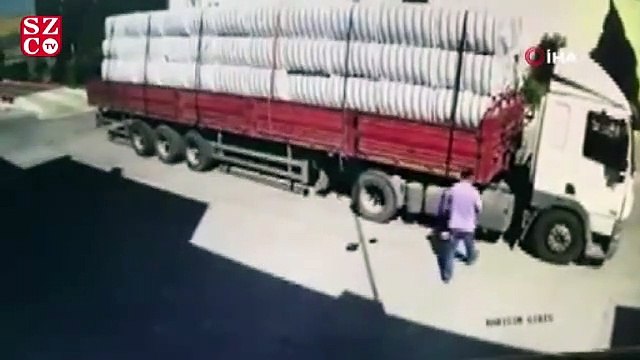 Park halindeki tırın dorsesinden düşen pamuk balyaları işçiyi yaraladı