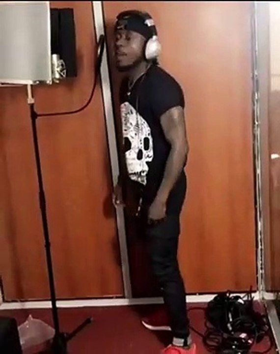 Regardez jusqu'ç la fin; non il est trop fort le gars