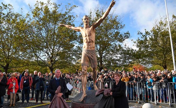 Zlatan Ibrahimovic dévoile sa statue à Malmö