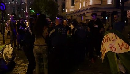 Tensión al final de la manifestación convocada por el movimiento antidesahucios para protestar por la falta de acceso a la vivienda