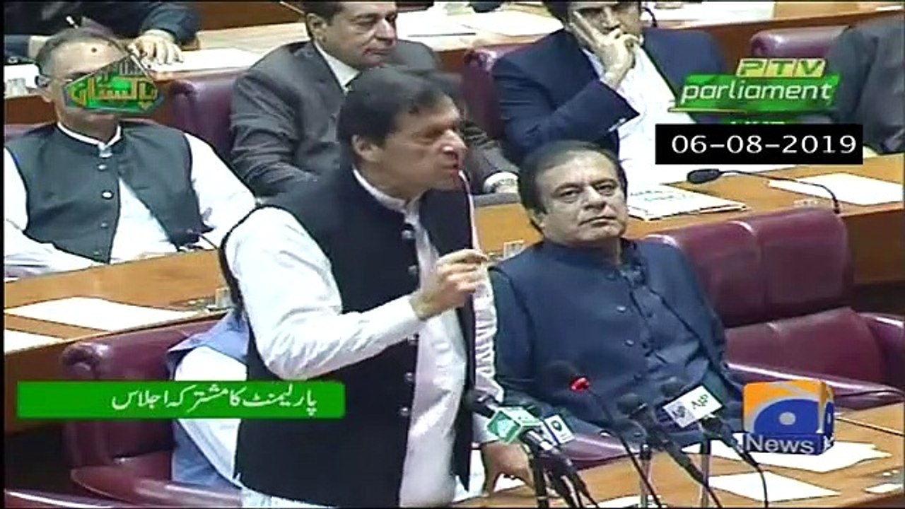 Fazal ur Rehman mocks PM Imran Khan by mimicking him.