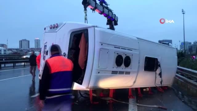 TEM otoyolu istoç mevkinde sürücüsünün direksiyon hakimiyetini kaybettiği otobüs bariyerlere...