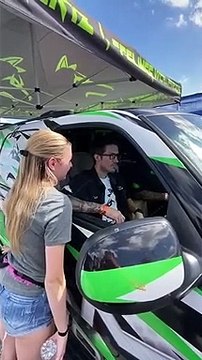 Le son trop fort casse le rétroviseur de la voiture !