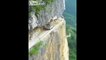 Route creusée dans la montagne la plus dangereuse du monde !