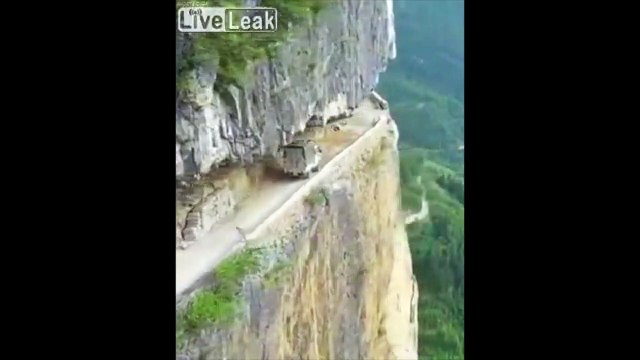 Route creusée dans la montagne la plus dangereuse du monde !