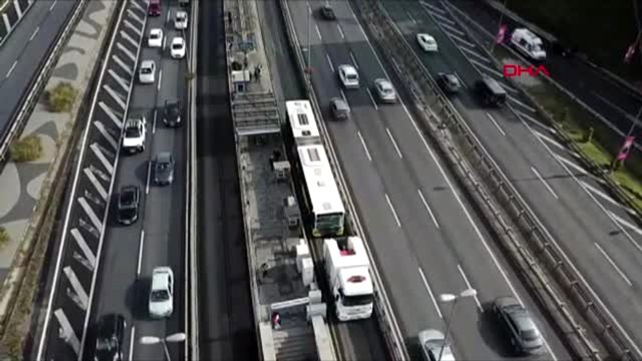 Halıcıoğlu'nda metrobüs metrobüse arkadan çarptı
