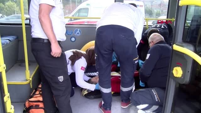 Halıcıoğlu metrobüs durağı'nda metrobüs metrobüse arkadan çarptı