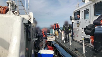 화성 앞바다서 낚싯배 표류...47명 구조 / YTN