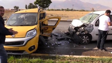 Polis aracıyla taksi çarpıştı: 3 yaralı