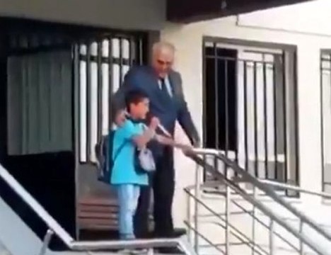 Şiir okuması beklenen öğrenci şarkı söyledi