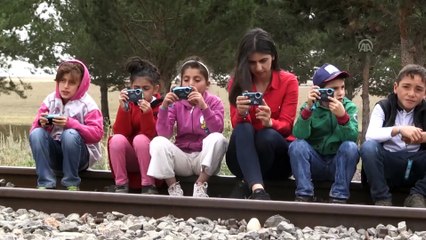 Köy köy dolaşıp öğrencilere fotoğrafçılığı öğretiyor - KARS