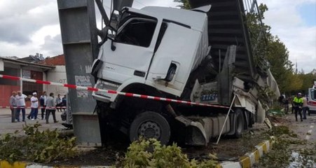 Son dakika: Sakarya Pamukova'da tır durağa daldı: 2 ölü, 4 yaralı