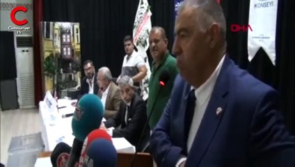 Kürsüde konuşma yaptığı sırada yumruk atıldı!