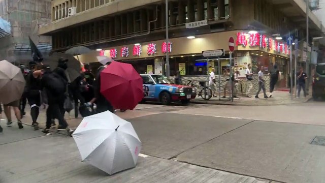 الشرطة تطلق الغاز المسيل للدموع لتفريق المتظاهرين في هونغ كونغ