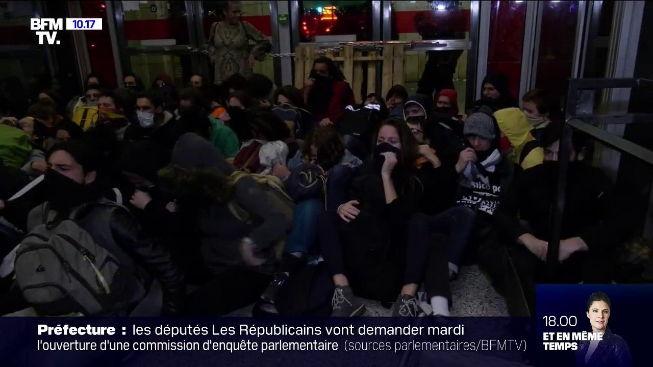 Les images de l'occupation jusqu'à tard cette nuit de militants écologistes dans le centre commercial "Italie 2" à Paris