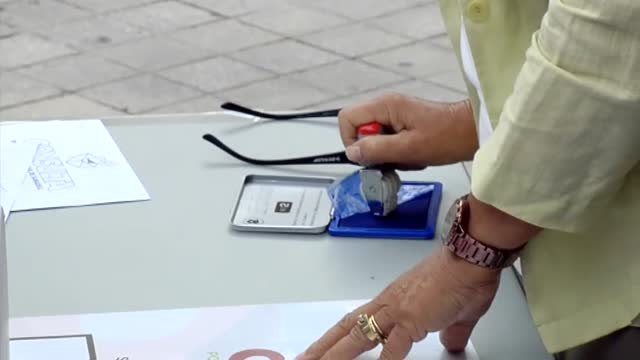 Los vecinos de Sabadell celebran su particular consulta sobre monarquía o república