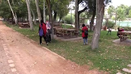 Gönüllü gençlerden çevre temizliği