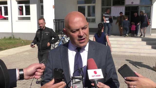 Kryetari i komunës së Gjakovës Ardian Gjini voton-Lajme