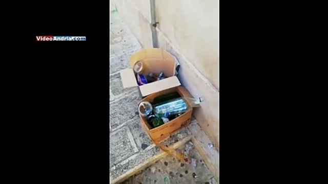 Nella zona turistica di Andria: noi residenti costretti a ripulire le nostre strade da schifezze