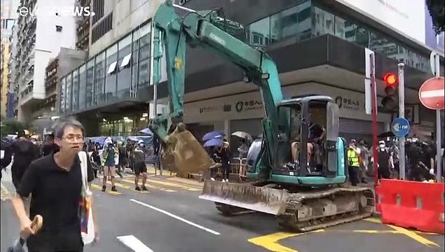 الآلاف من متظاهري هونغ كونغ يتحدون حظر ارتداء الاقنعة والشرطة تطلق الغاز لتفريقهم