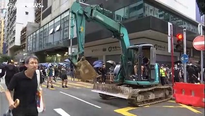الآلاف من متظاهري هونغ كونغ يتحدون حظر ارتداء الاقنعة والشرطة تطلق الغاز لتفريقهم