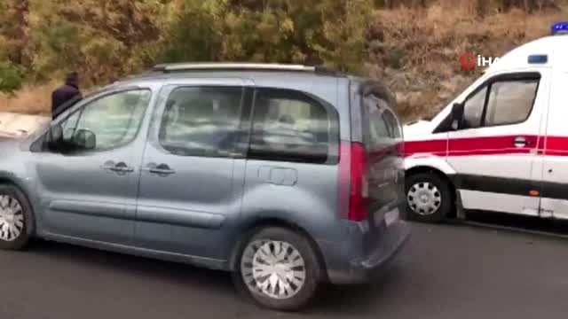 Seyir halindeyken lastiği patlayan araç önce refüje ardından duvara çarptı: 3 yaralı