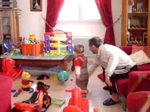 Alexandre joue au ballon avec papa