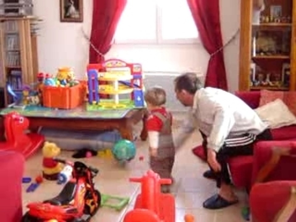 Alexandre joue au ballon avec papa